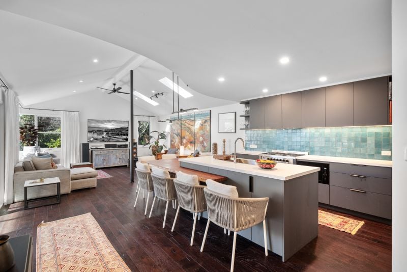 ARCHITECTURAL ELEGANCE IN LEVEL ESTABLISHED GARDENS