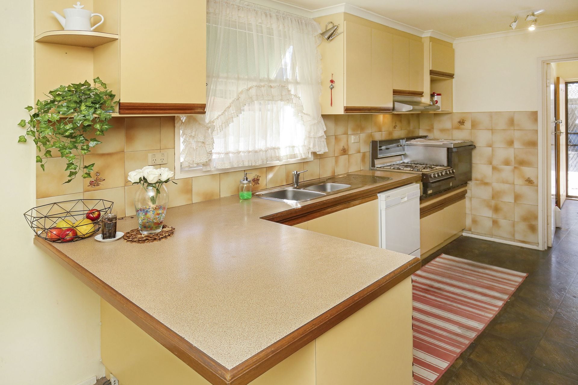 SPOTLESS FAMILY HOME IN GREAT LOCATION & BIG BACKYARD FOR THE KIDS!