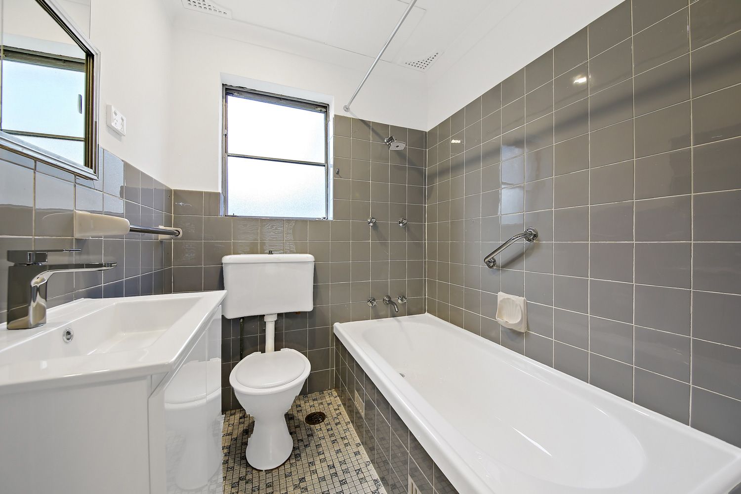 Freshly Renovated 1 Bedroom Unit