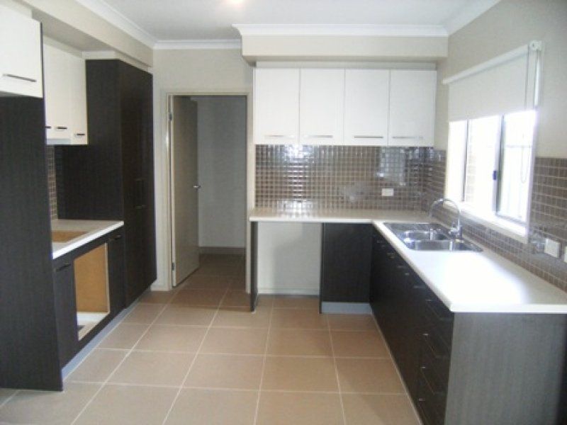 2/16 Tantallon Crescent, Derrimut - Thumbnail 3