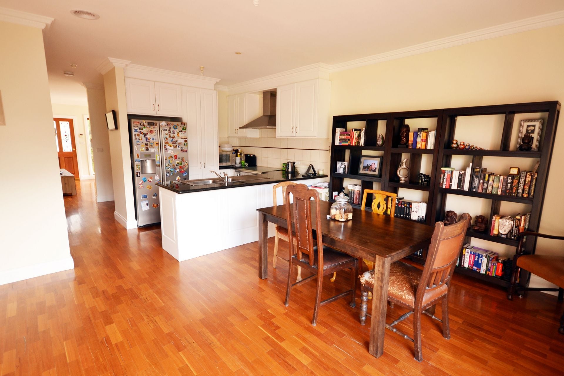 CONTEMPORARY LIVING & A FABULOUS LOCATION