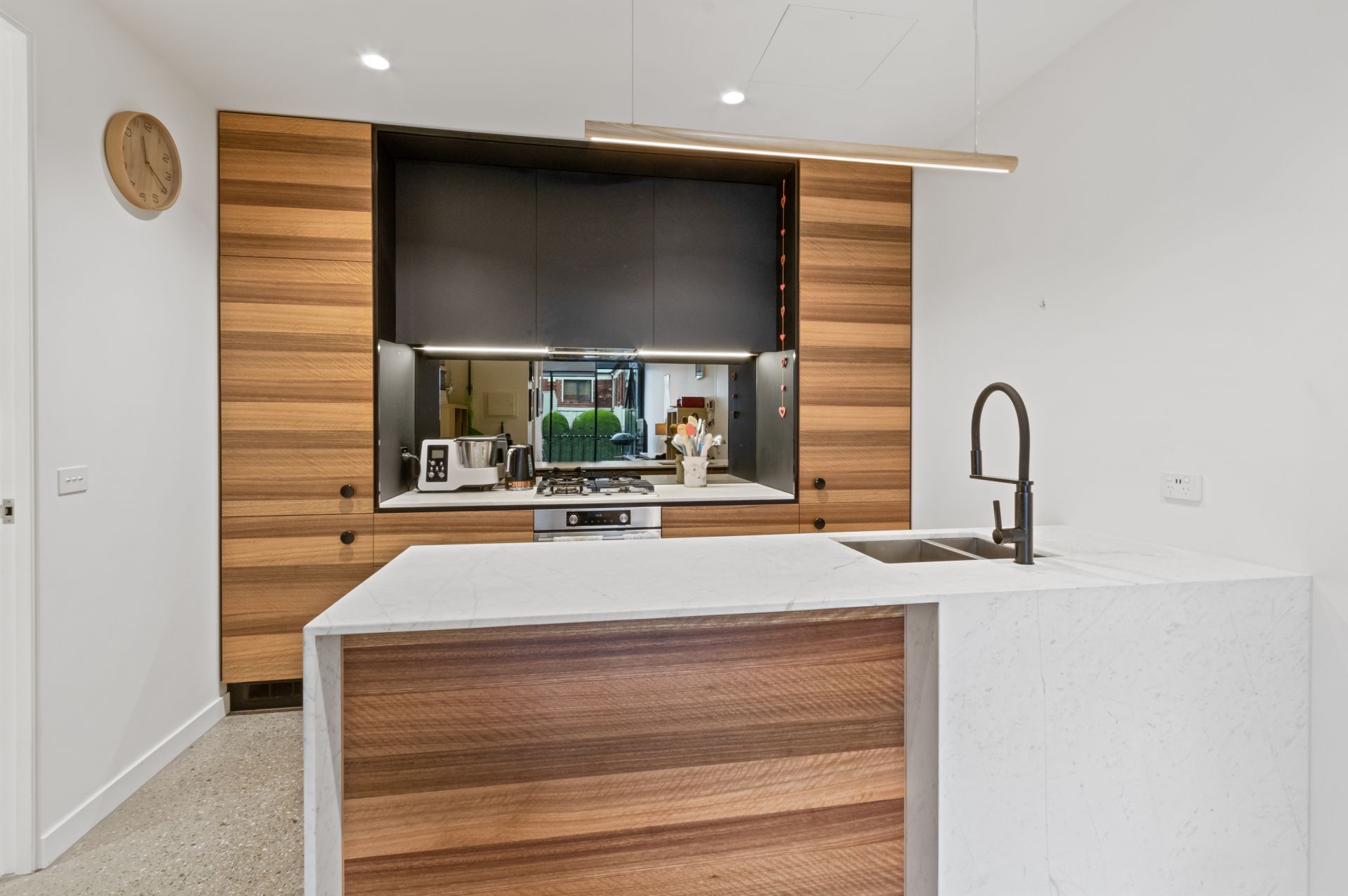 BOUTIQUE LIVING - SPACIOUS ONE BEDROOM
