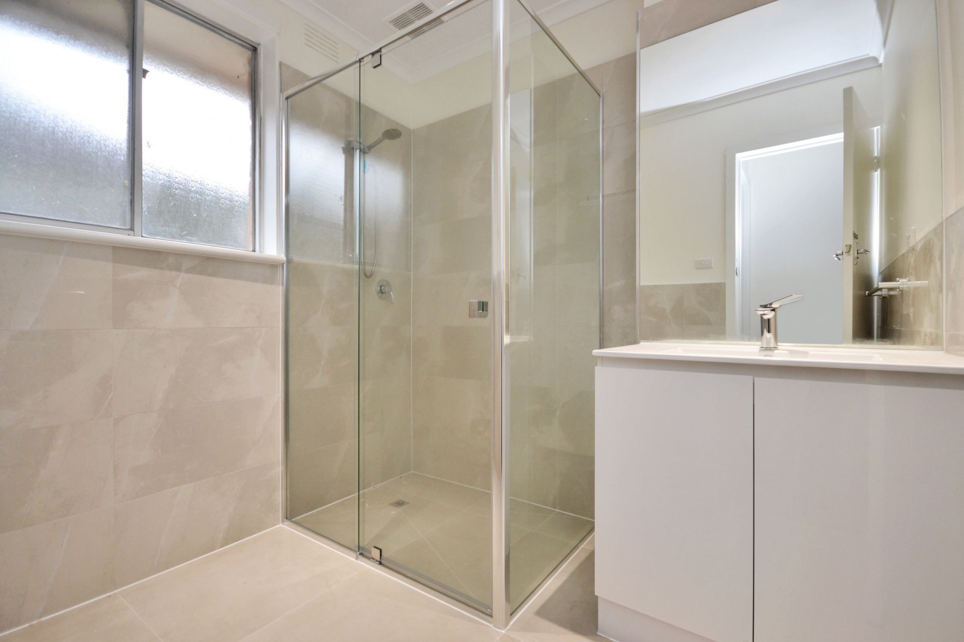 CUTE, COMFORTABLE AND CONVENIENTLY LOCATED