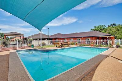 MOTEL FREEHOLD INVESTMENT – BEAUTIFULLY PRESENTED PREMIUM MOTEL IN STRONG MOTEL TOWN