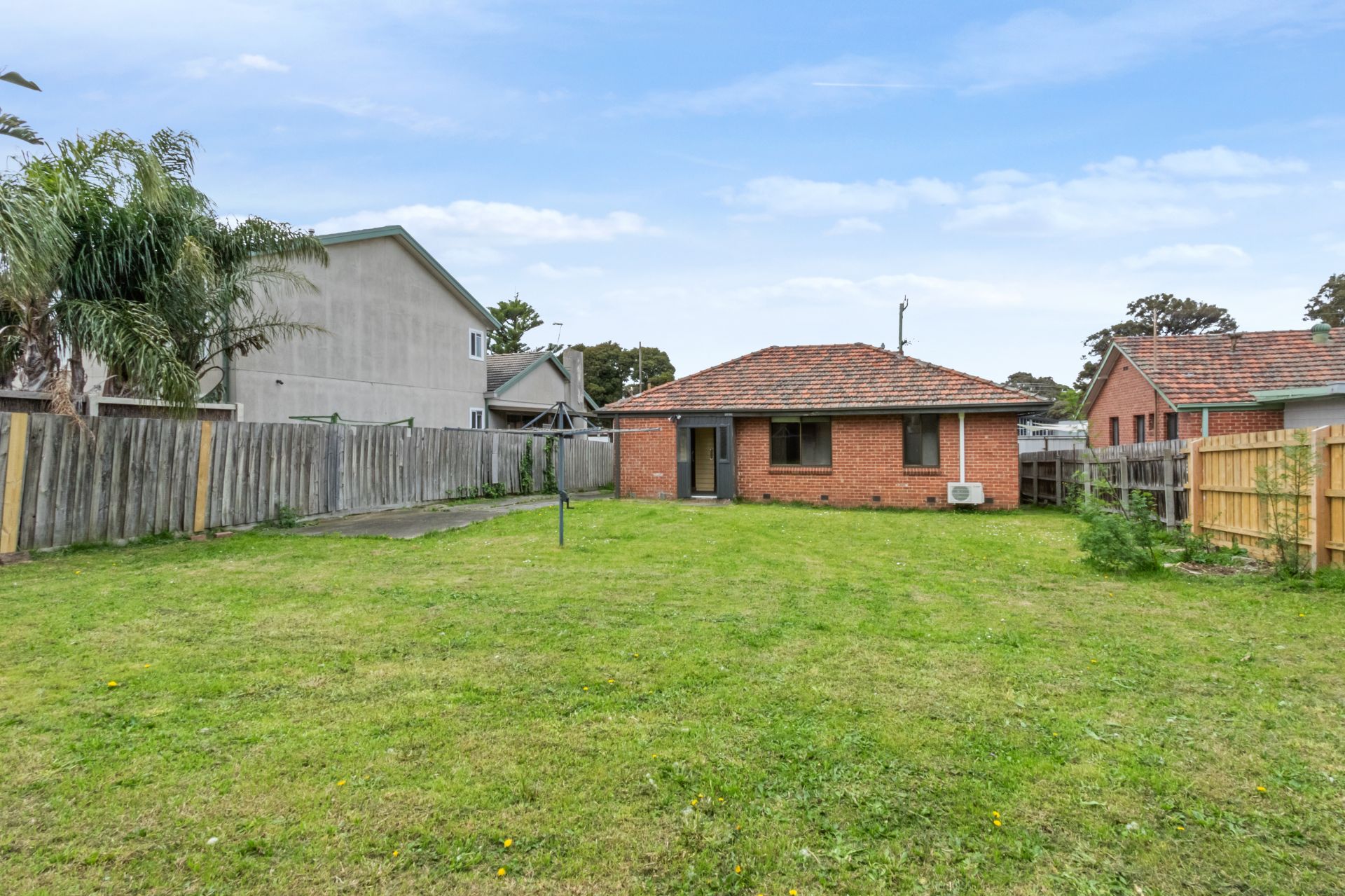 3 Bedroom House with Big Backyard!