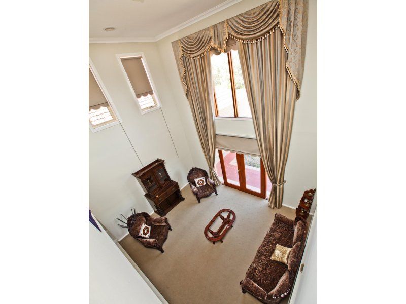 11 Lake Logan Way, Caroline Springs - Thumbnail 7