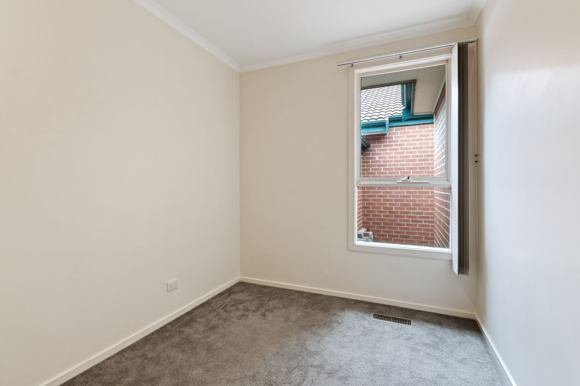 Super Spacious & Conveniently Position Family Home!!