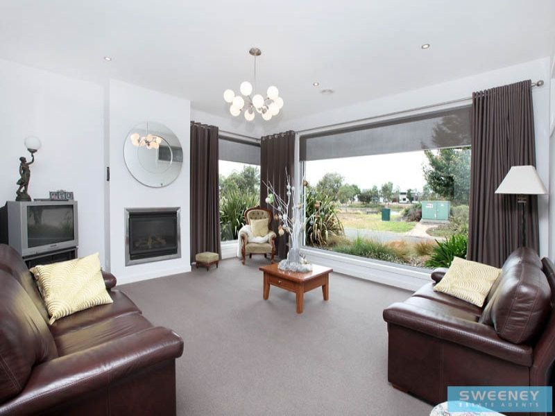 6 Lake Logan Way, Caroline Springs - Thumbnail 3