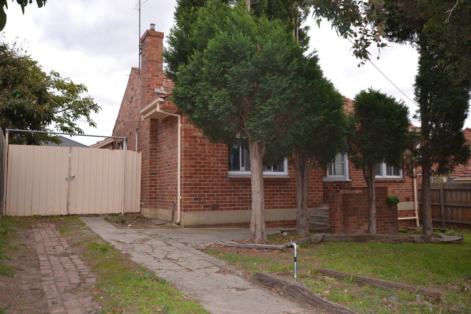 LARGE HOME IN A GREAT LOCATION