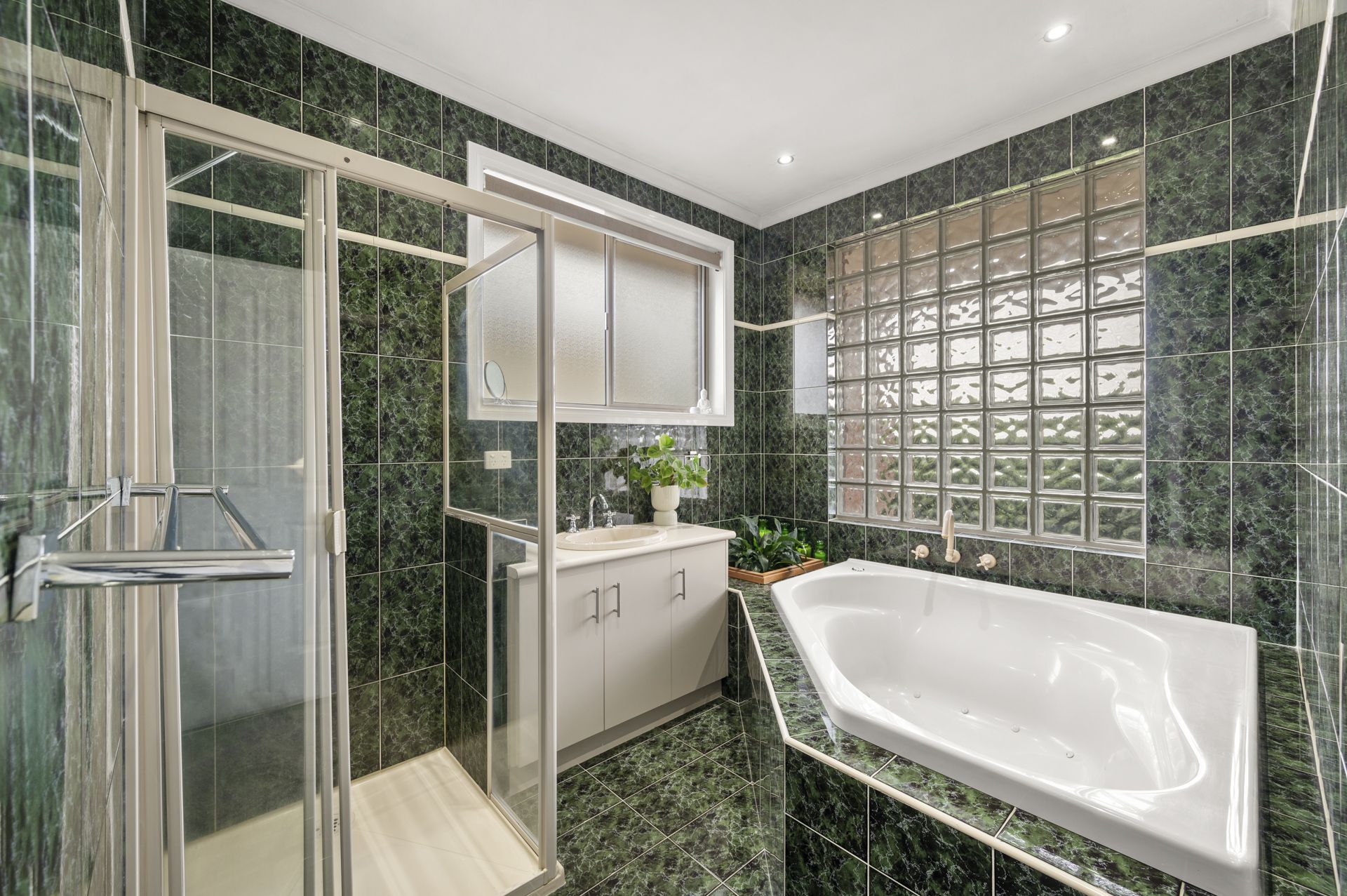 Luxury Living: Complete Salon Set-Up Included!