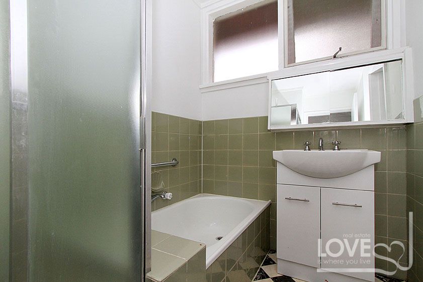 IMMACULATELY PRESENTED AND PERFECTLY SITUATED