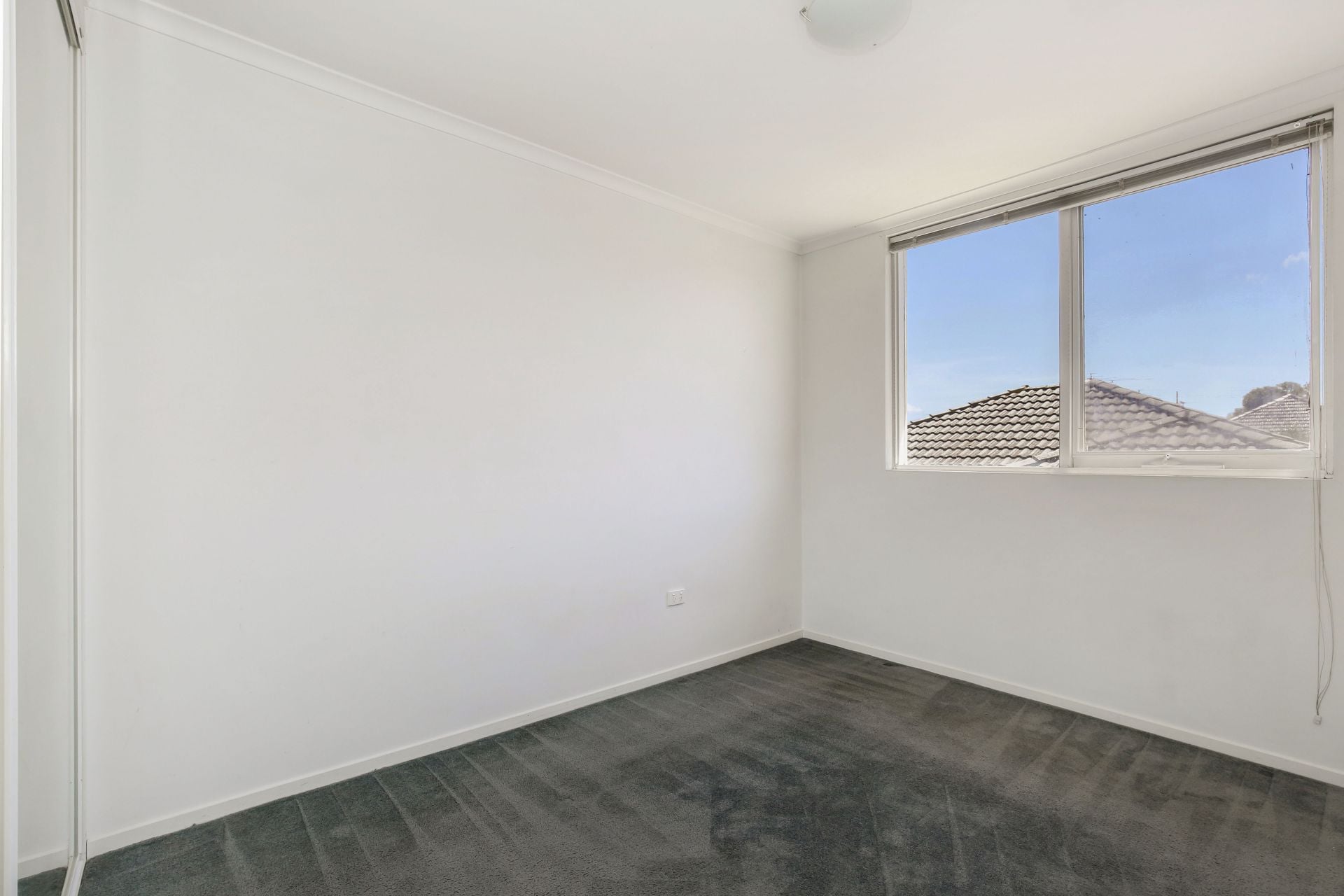 1 Bedroom Apartment in Attractive Block with Balcony
