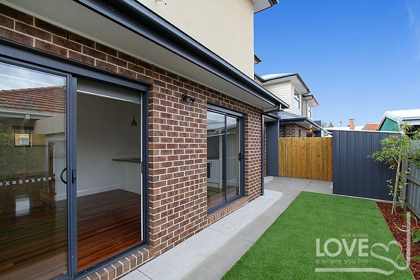 BRAND NEW CONTEMPORARY CHIC
