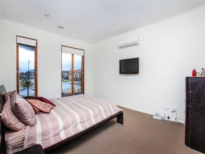 19 Lambertia Loop, Caroline Springs - Thumbnail 8
