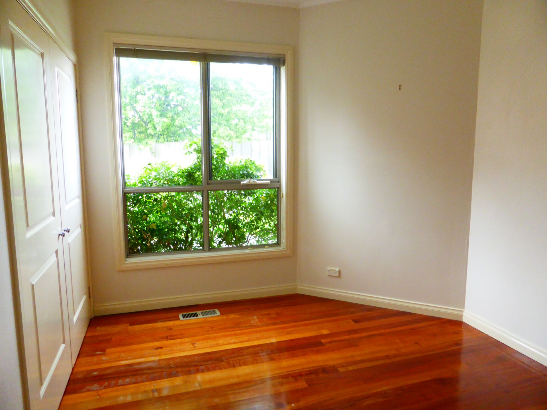 Updated Villa Style Unit - Very Spacious!