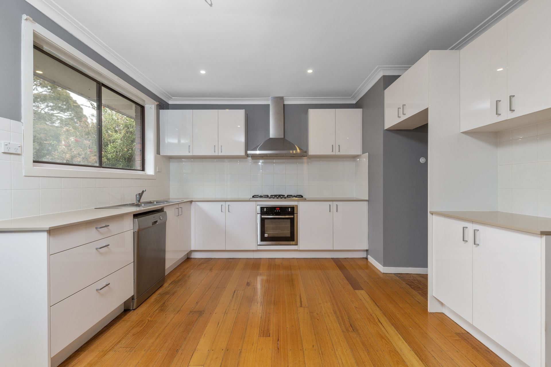 FRESHLY RENOVATED FAMILY HOME IN PERFECTLY LOCATED!