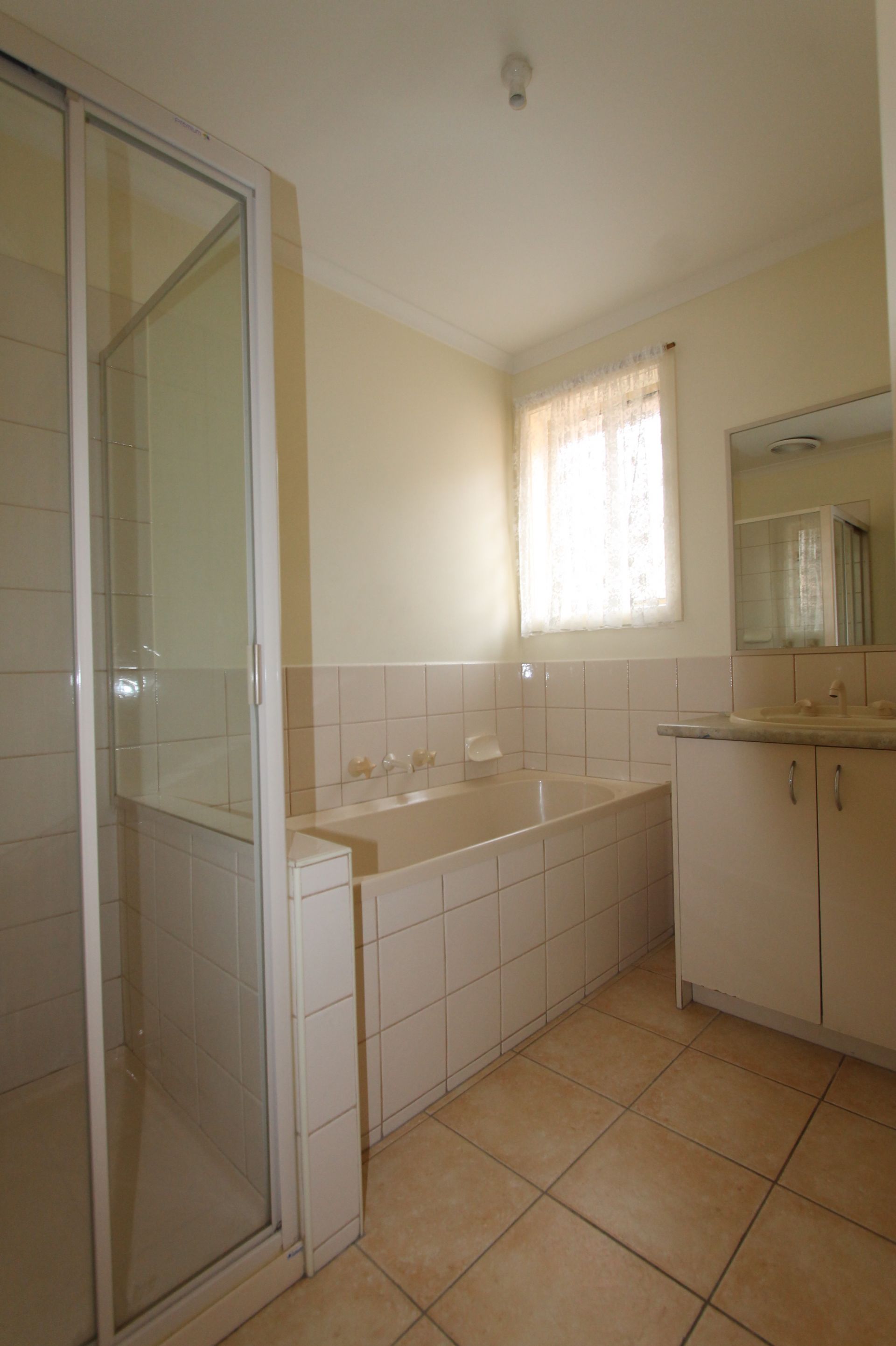 CLOSE TO SHOPS & PUBLIC TRANSPORT !!!