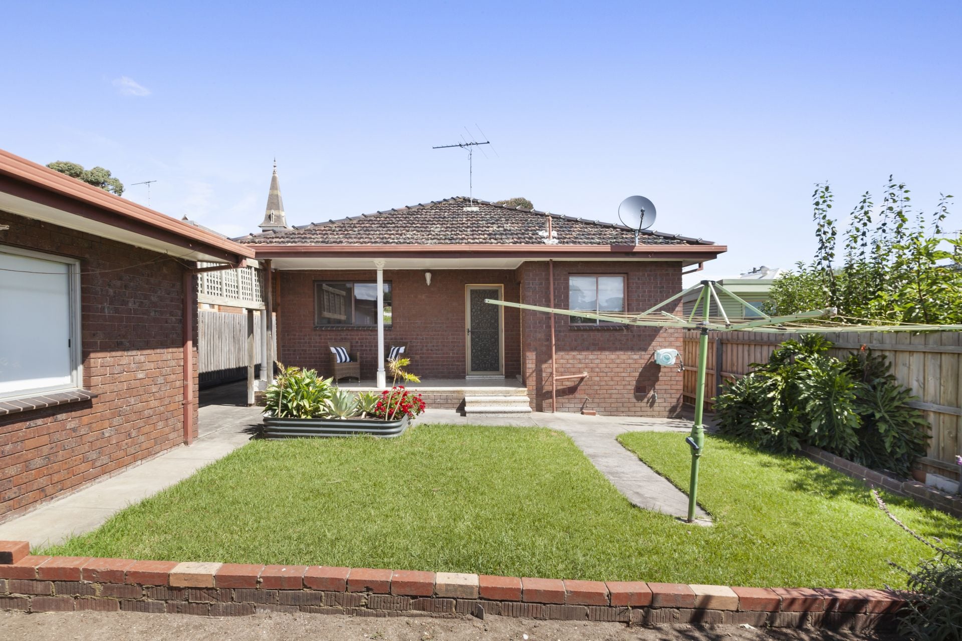 Spacious Three-Bedroom Haven: Comfortable Living in Prime Location