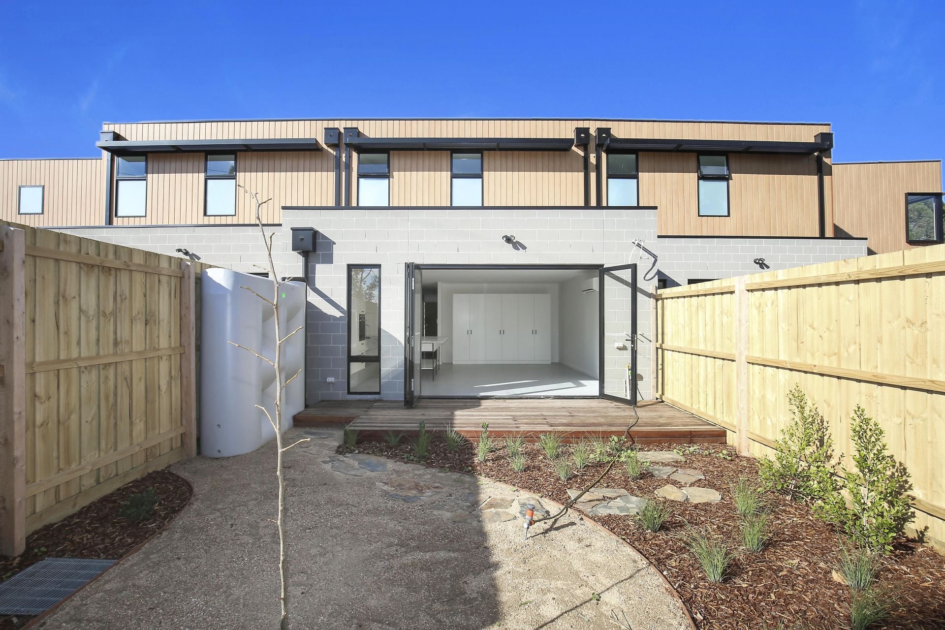 Design-Infused Townhouse In Prime Westgarth Locale!