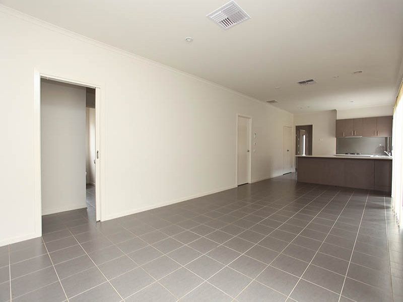 27 Aberfeldie Way, Caroline Springs - Thumbnail 4