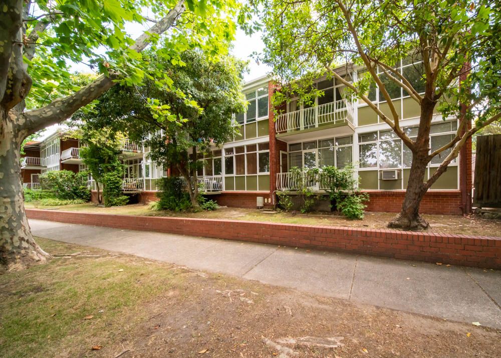 ** Drop in Price ** Ground level 1 bedroom in the heart of Ivanhoe