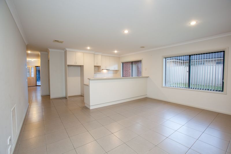 8 Bruno Place Lavington NSW, Lavington - Thumbnail 2
