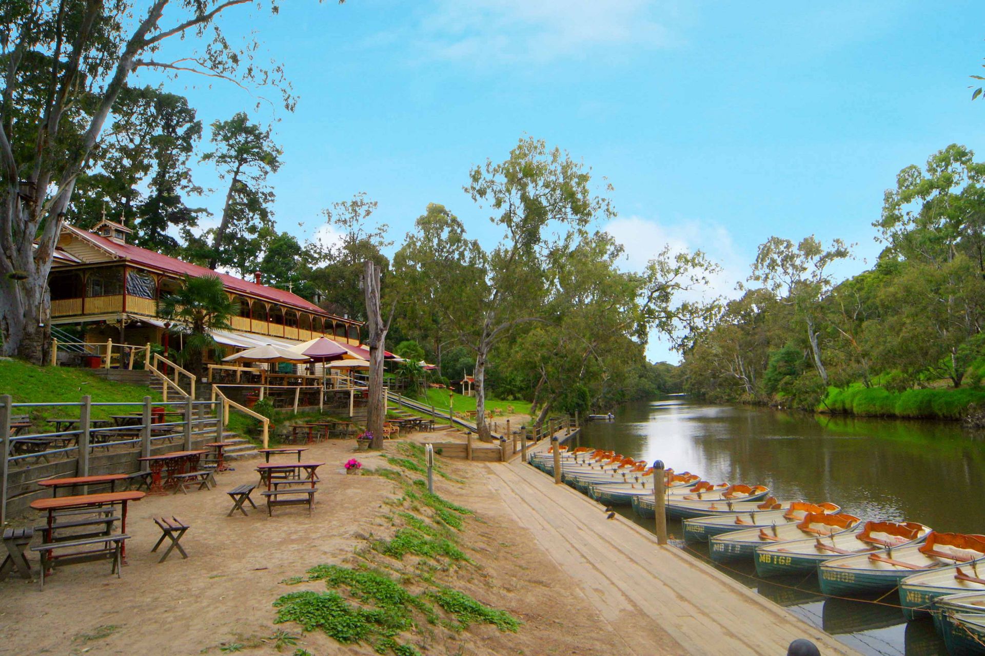 Freshly Painted Ground Floor Apartment Set In A Tranquil Surrounding!