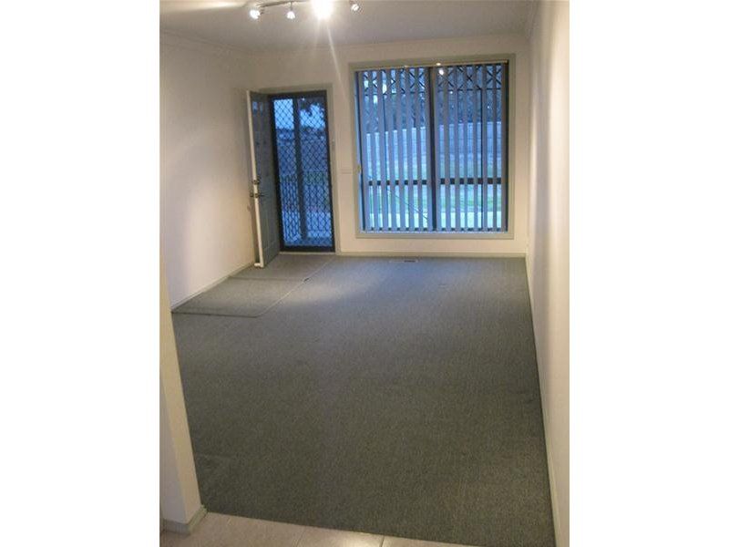 FRESHLY PAINTED UNIT IN AN IDEAL LOCATION!