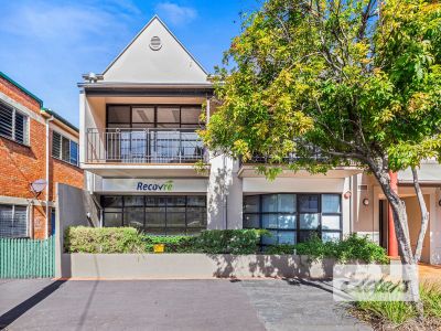FUNCTIONAL GROUND FLOOR TENANCY + 3 CARS!