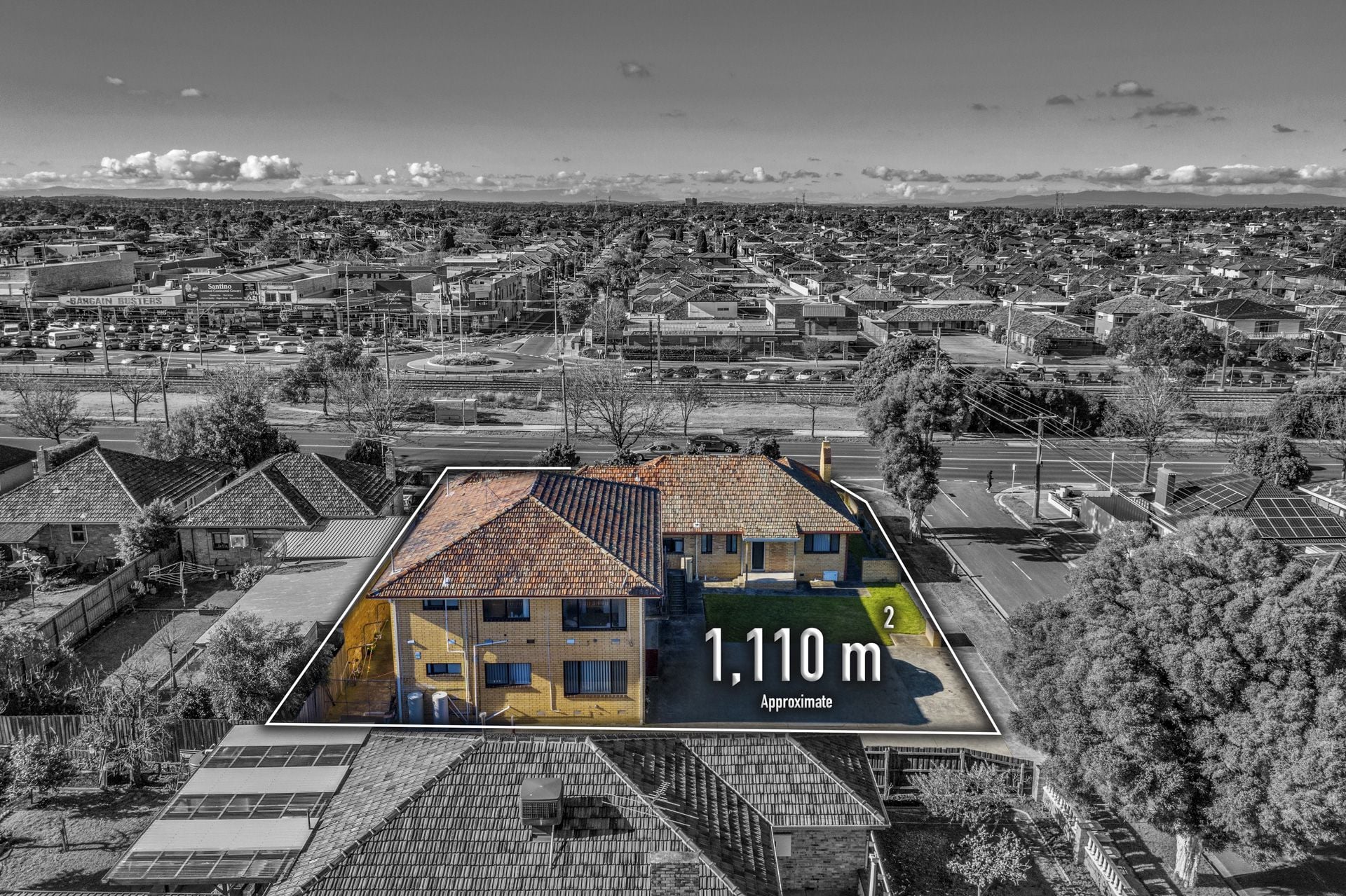 6 UNITS  - CORNER BLOCK APPROX 1110m2 LAND
CURRENTLY RETURNING APPROX $100,000 PER ANNUM.