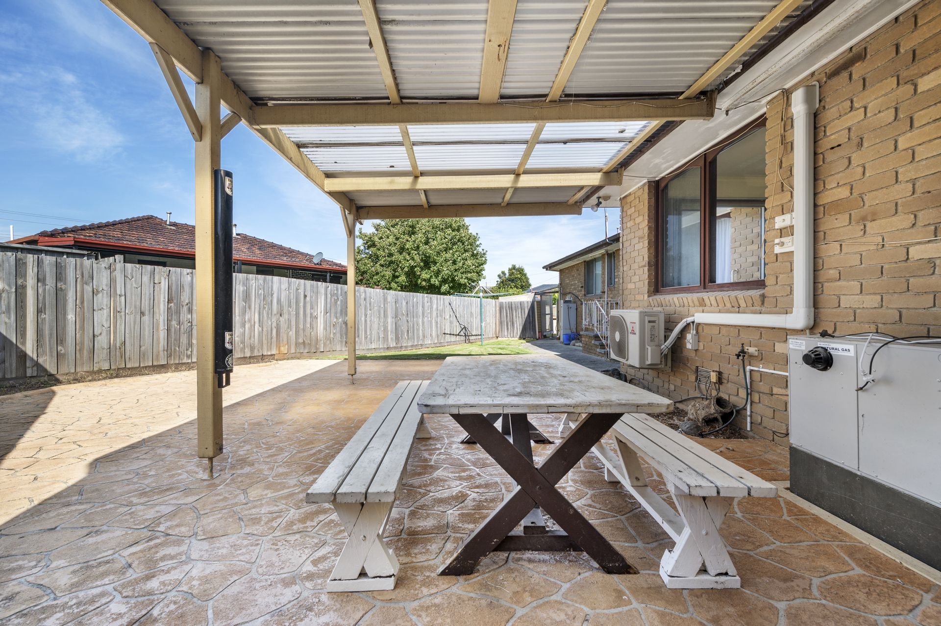 SUBSTANTIAL 4 BEDROOM FAMILY HOME - 646m2
