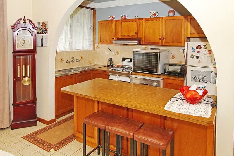 Four Bedroom Home in Thornbury! Enough Said