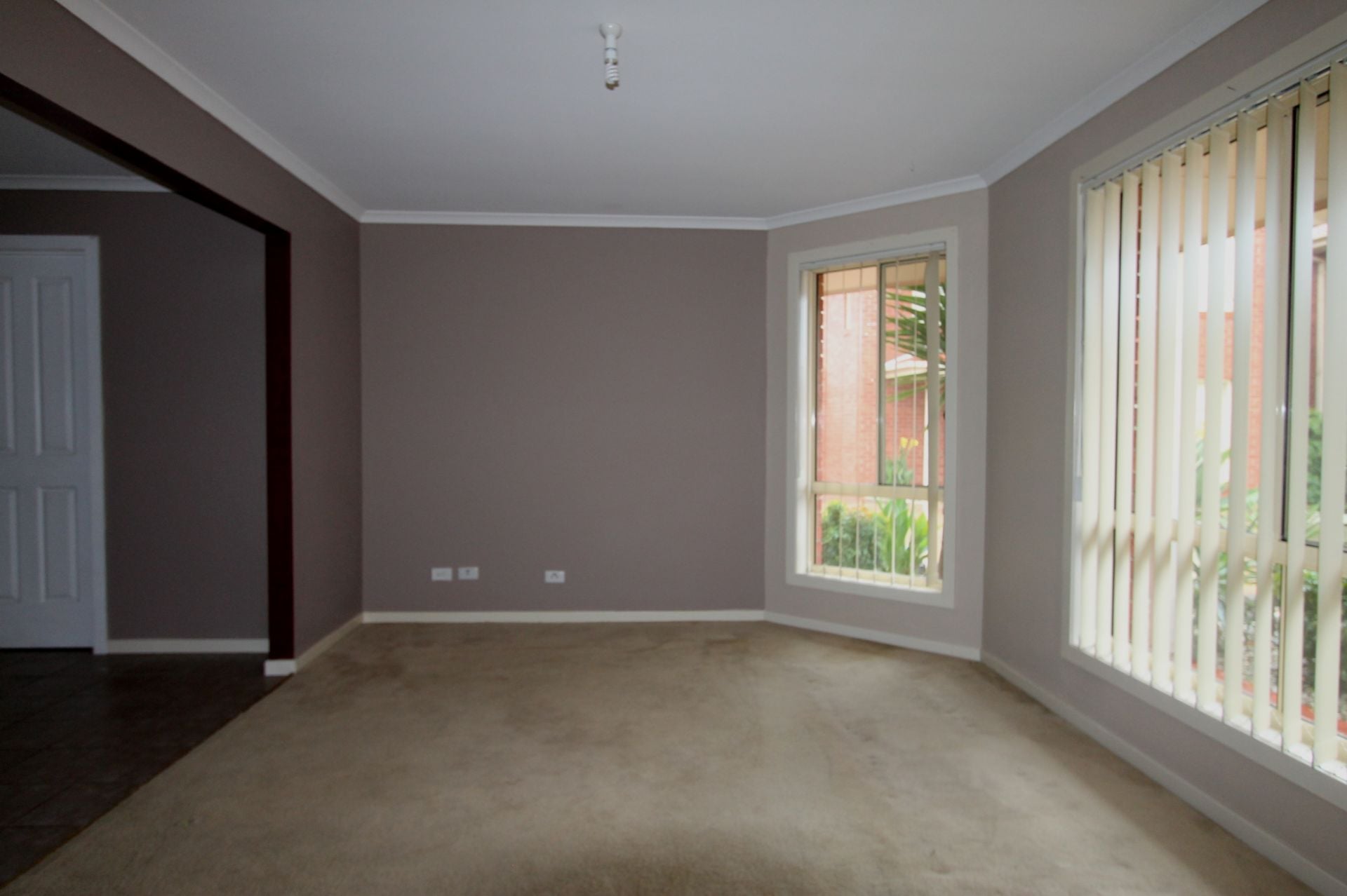 MODERN FRESHLY PAINTED TOWNHOUSE AT THE RIGHT PRICE !!!