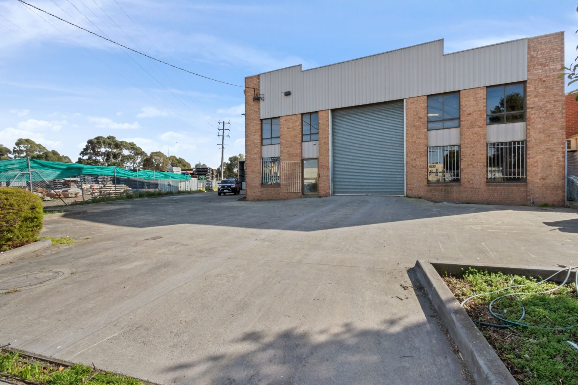 WAREHOUSE with HARDSTAND
