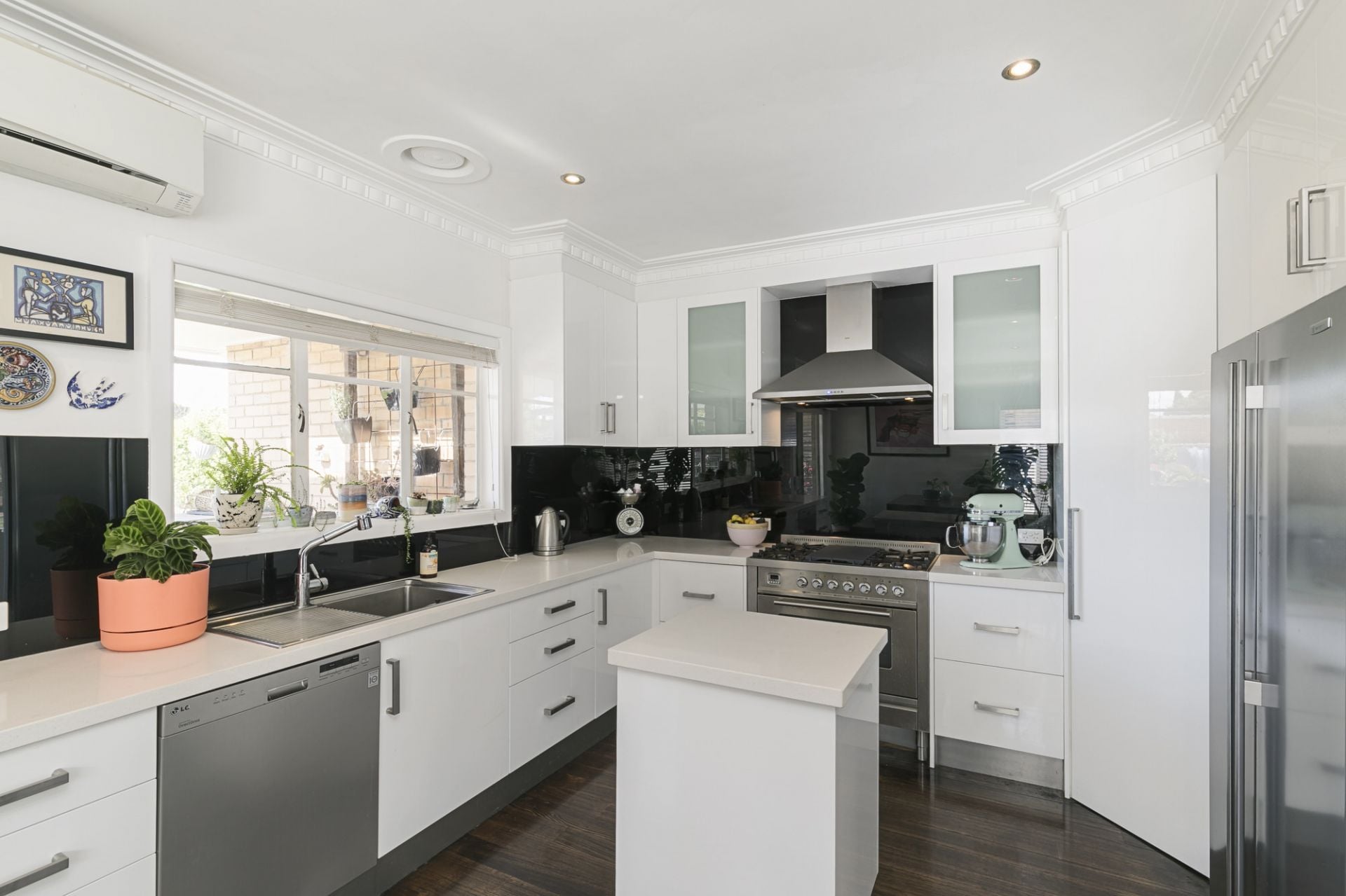 Modern Family Home! Ready for lease now!
