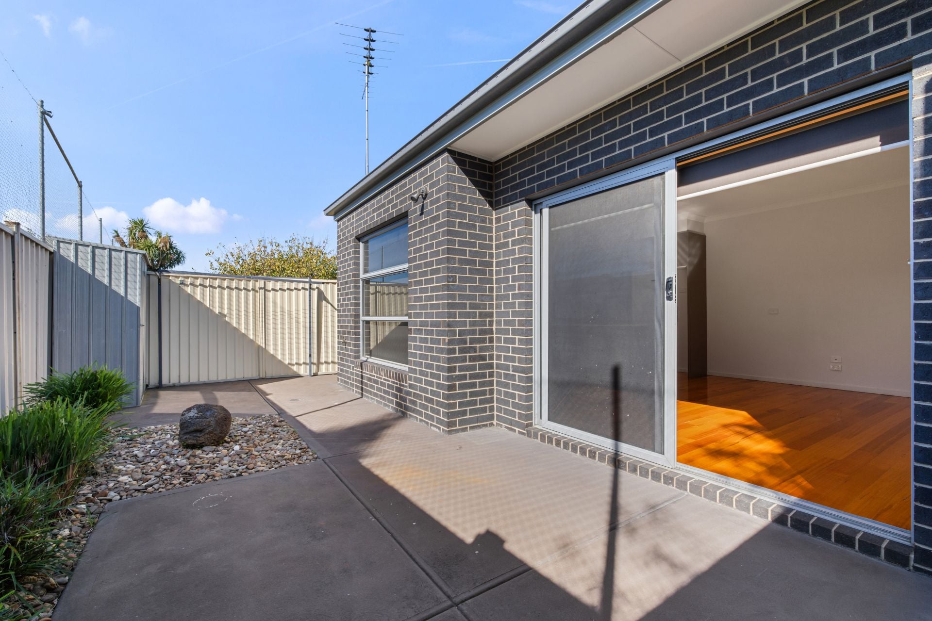 2 BEDROOM MODERN UNIT.