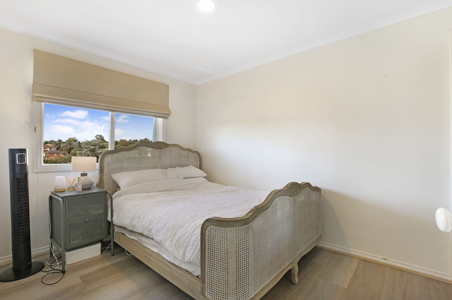 CONTEMPORARY LIVING IN A PRIME LOCATION!