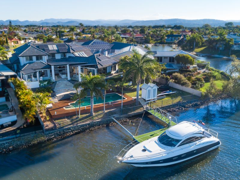 Luxury Residence Commanding Expansive North to Water Skyline Views