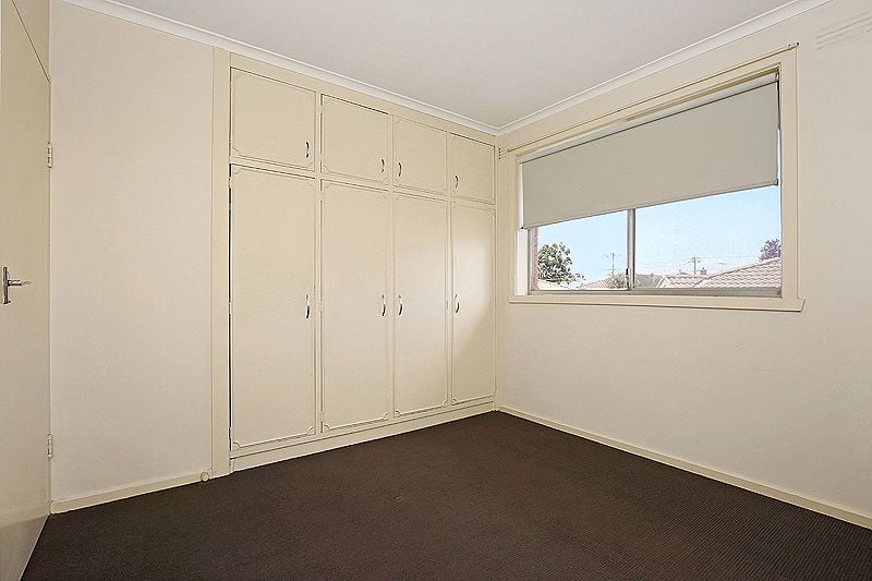 Two Bedroom Apartment in Quiet Street!