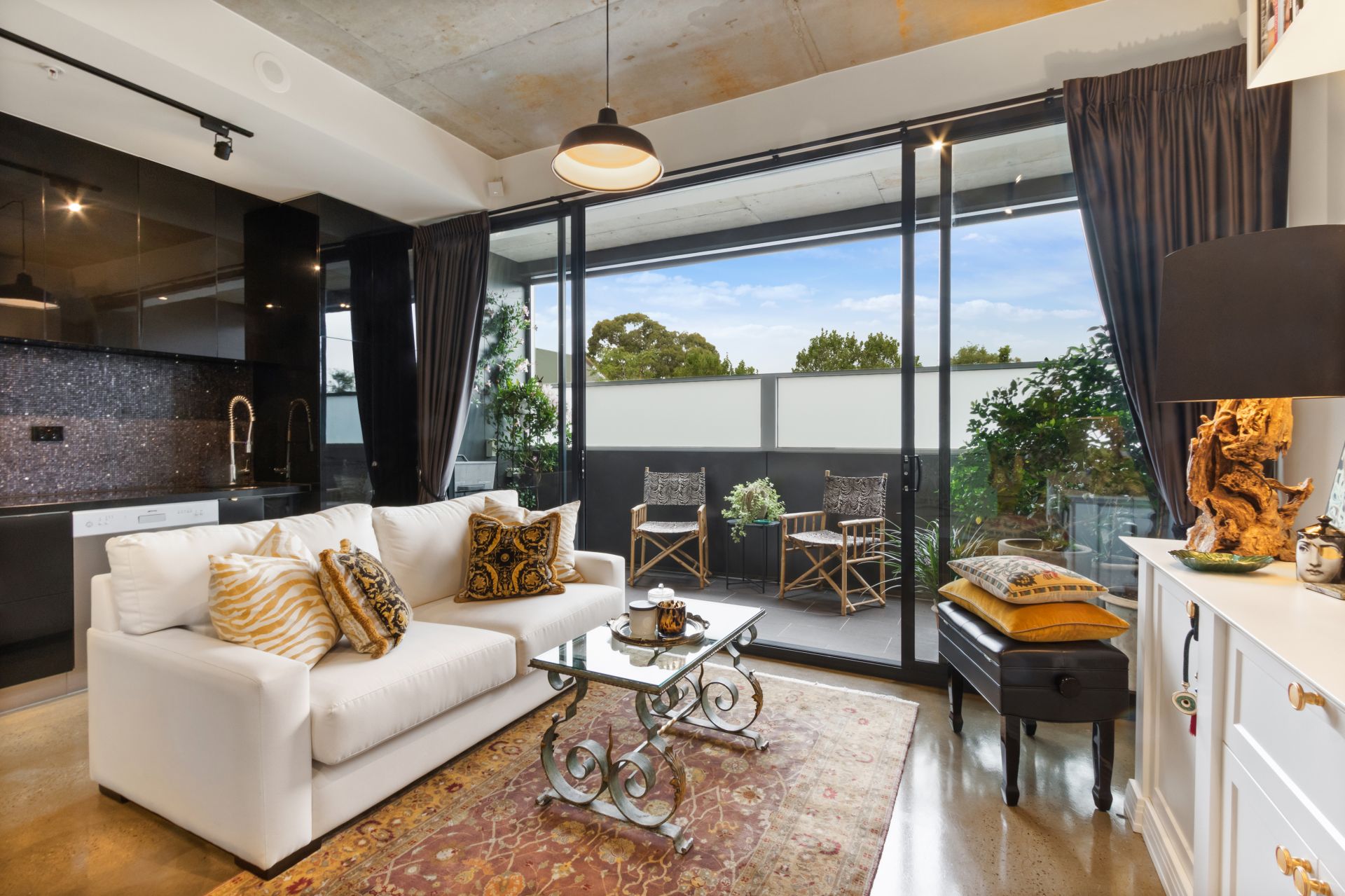 BOUTIQUE LIVING