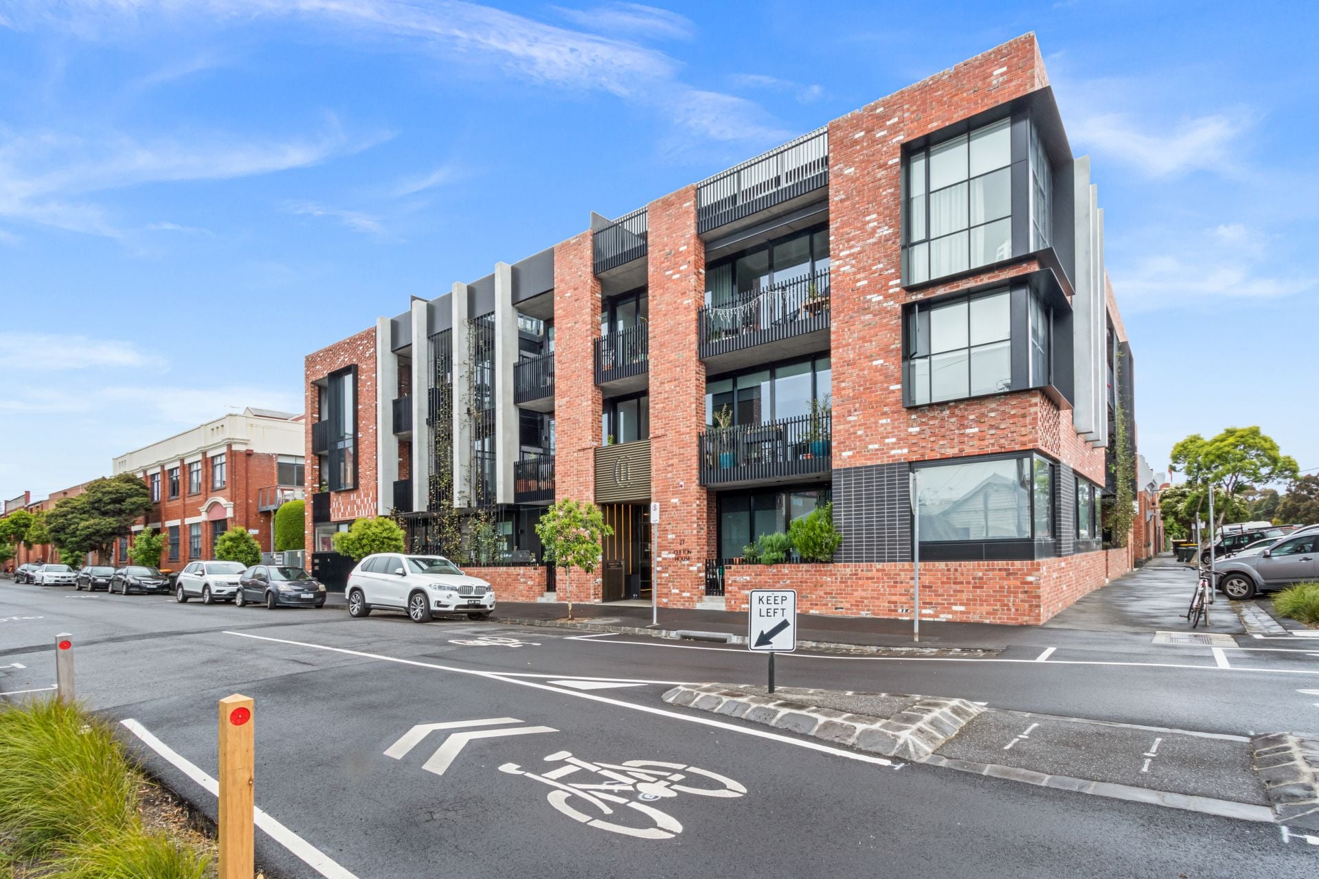 BOUTIQUE LIVING - SPACIOUS ONE BEDROOM