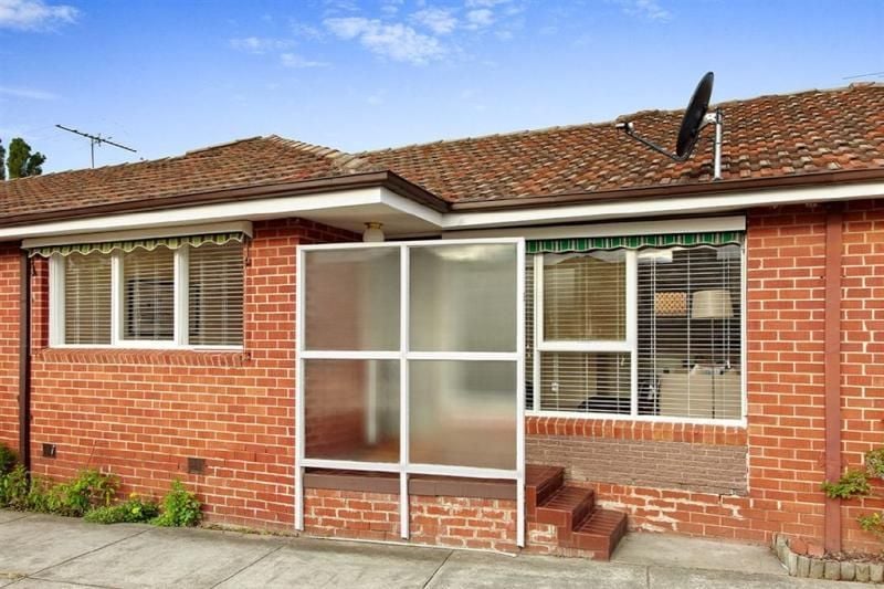 Perfectly Located 2 Bedroom Unit!!