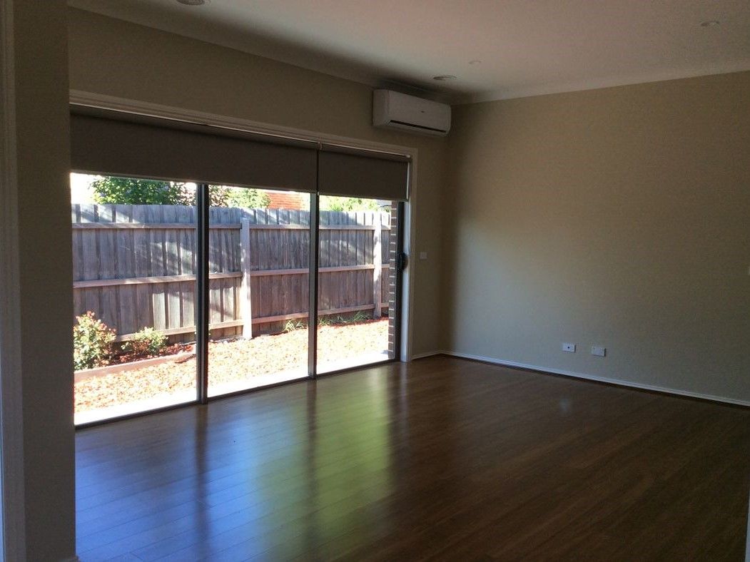 AIR CONDITIONING BOTH UPSTAIRS AND DOWNSTAIRS!
