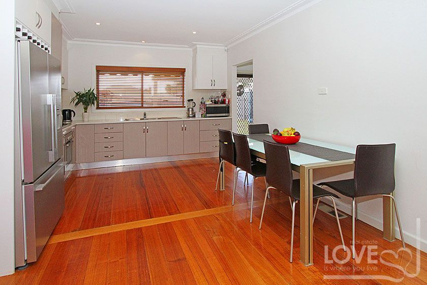 MODERN, PERFECTLY PRESENTED AND CENTRALLY LOCATED