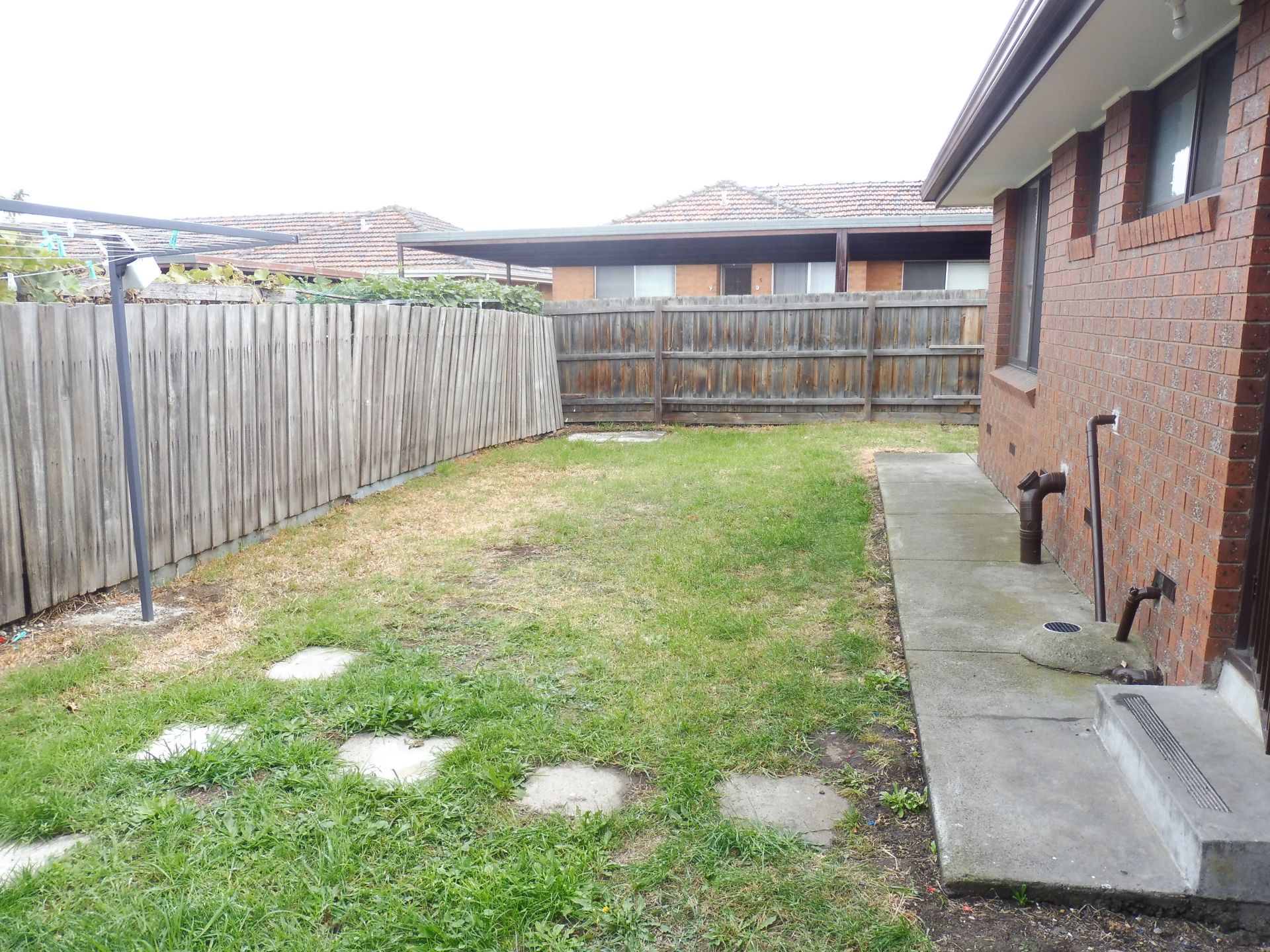 WALKING DISTANCE TO THOMASTOWN TRAIN STATION