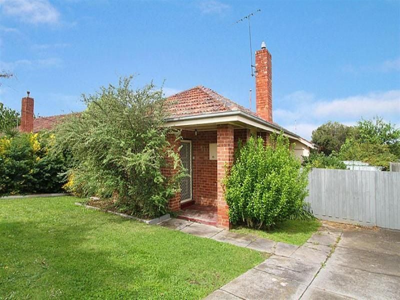 15 Moore Crescent, Reservoir