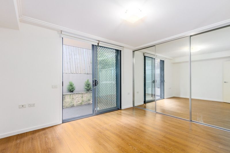 Pet friendly garden apartment with two courtyards