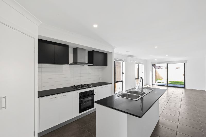 15 Lance Terrace, Cranbourne East