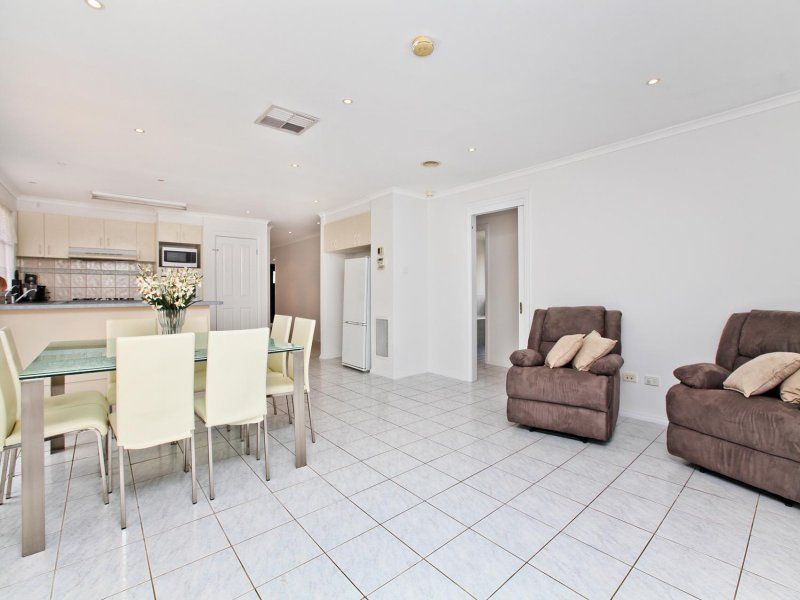 32 Macklin Way, Caroline Springs - Thumbnail 4