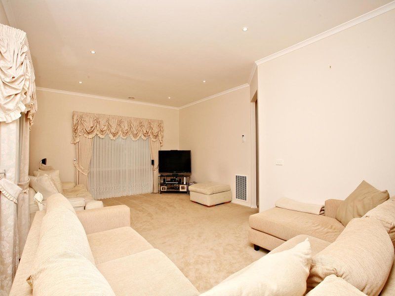 5 Crepe Myrtle Crescent SOUTH MORANG, South Morang - Thumbnail 5